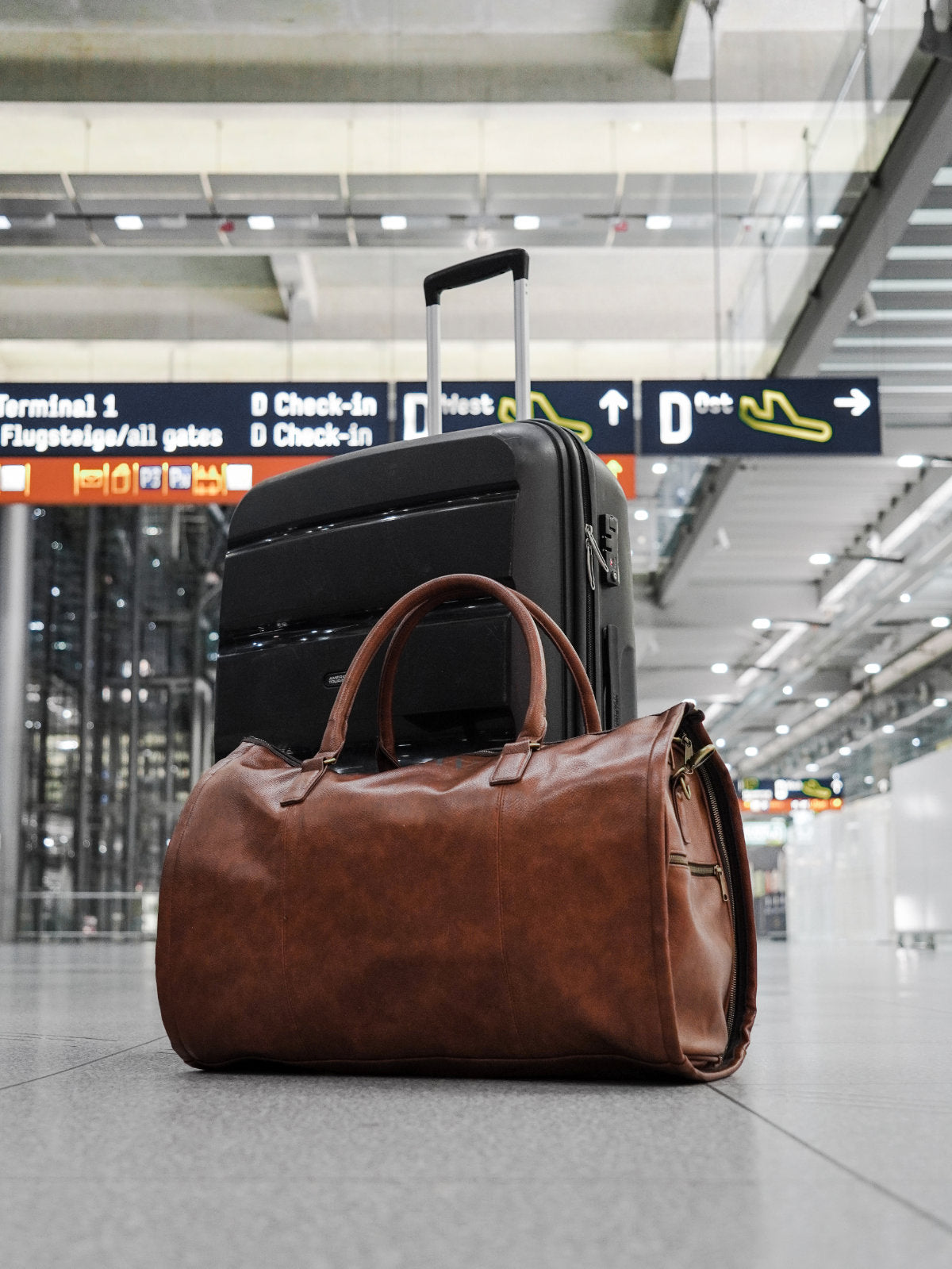 Weekender Reisetasche neben Koffer