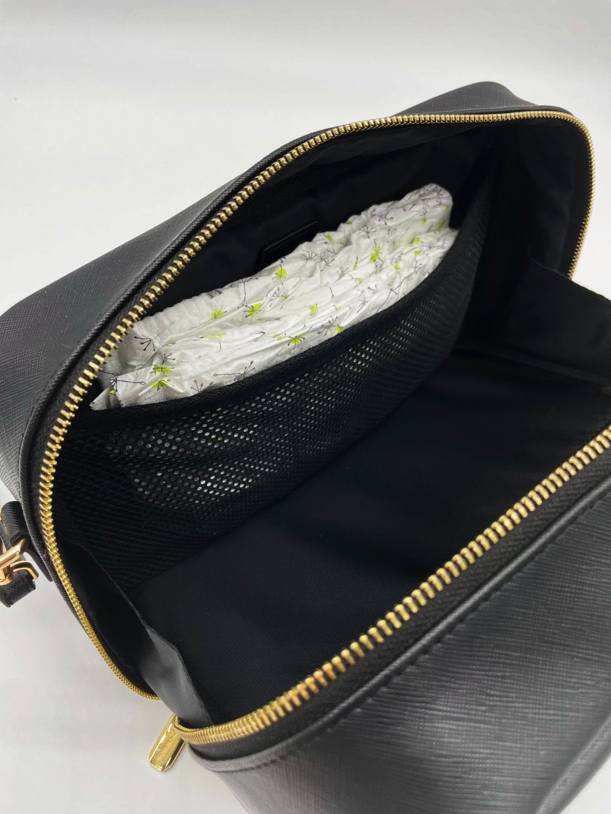 Vegane Wickeltasche Schwarz gefüllt mit Windeln