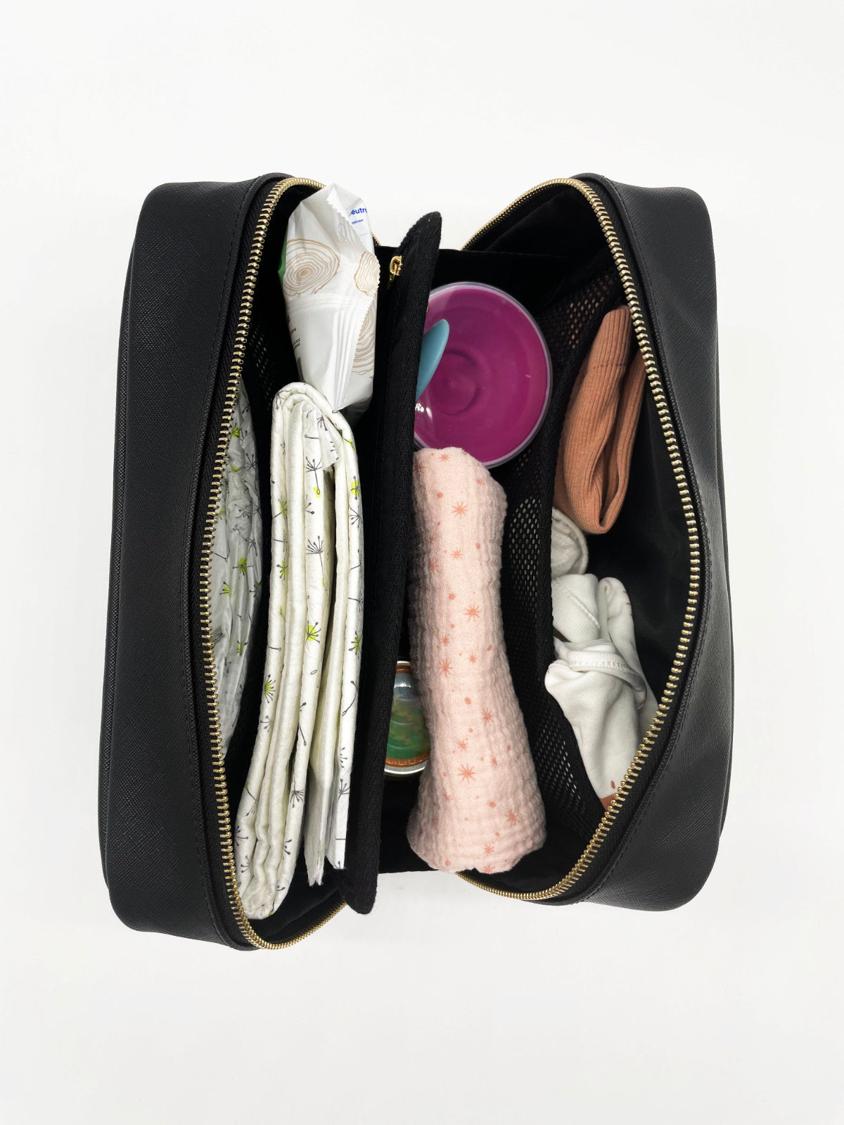 Vegane Wickeltasche gefüllt mit Windeln, Snacks, Wechselkleidung in Schwarz