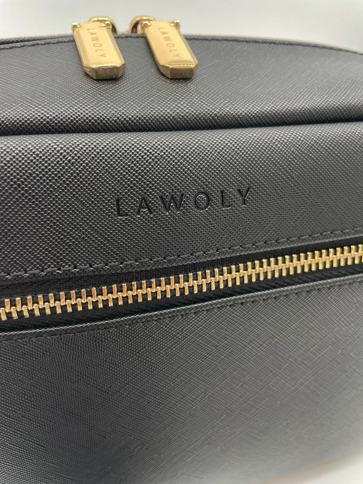 Vegane Wickeltasche Schwarz Lawoly Logo mit Reißverschluss