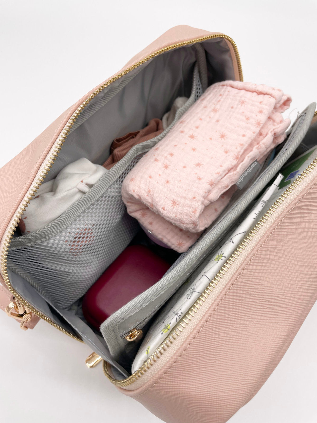 Vegane Wickeltasche gefüllt mit Windeln, Snacks, Wechselkleidung in Rosé Blush
